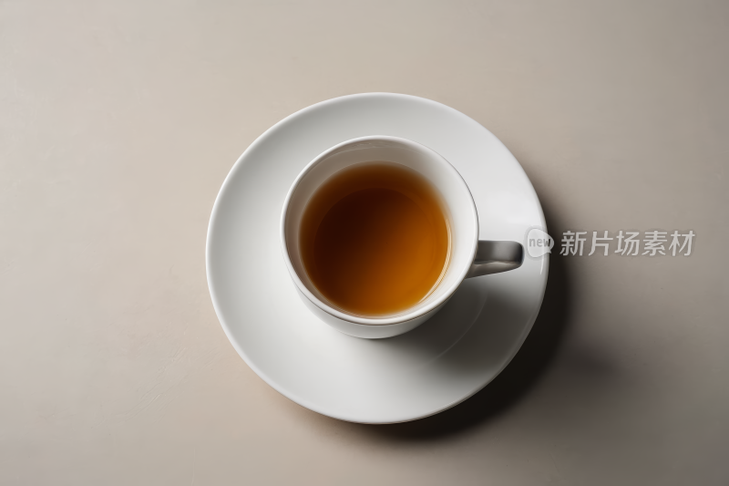 桌子上的碟子上有一杯茶图片