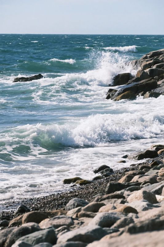 海边礁石与海浪