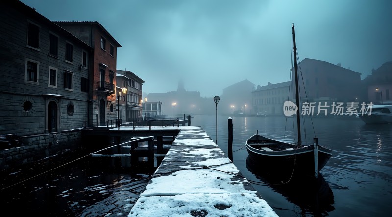 雾中船影映水乡