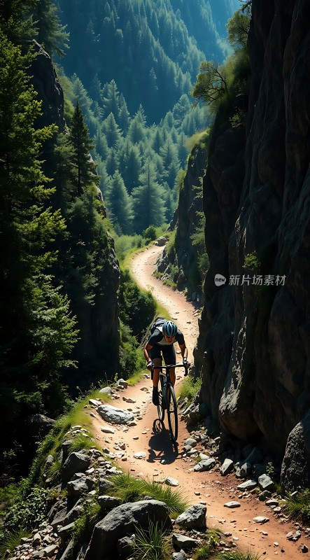 骑行者穿越山间小径
