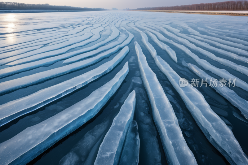 在水面上扫冰一座山高清风景风光图片