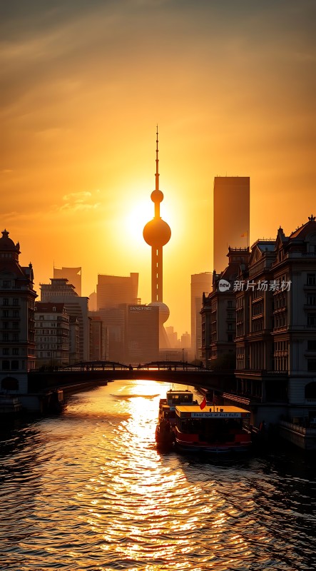 黄浦江畔日落时分的东方明珠塔美景