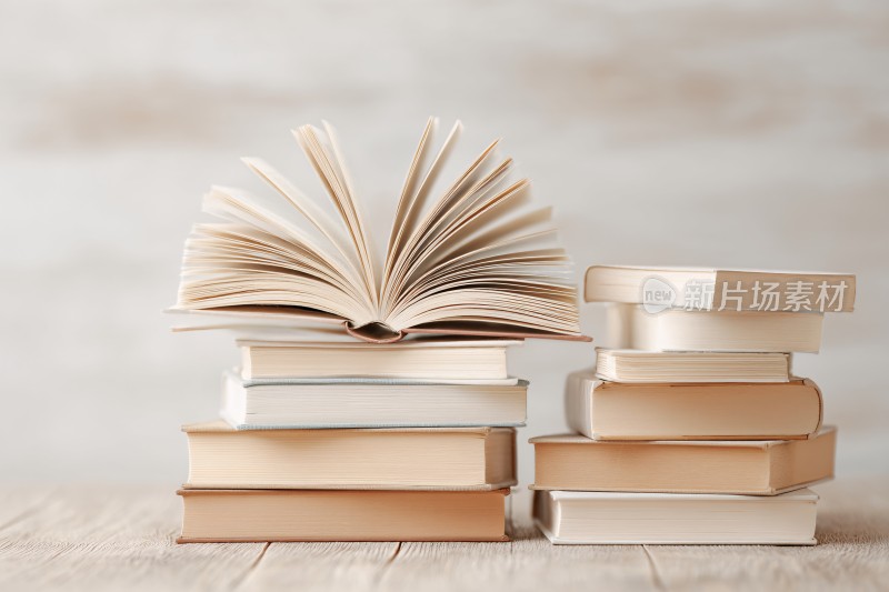 堆叠书本与翻开的书画面