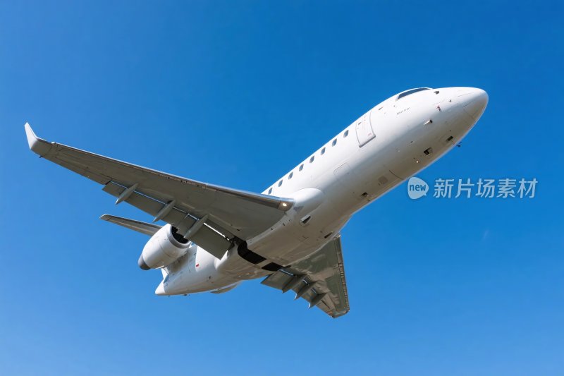 飞机飞行在蓝天中