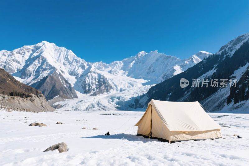 雪山雪地露营帐篷