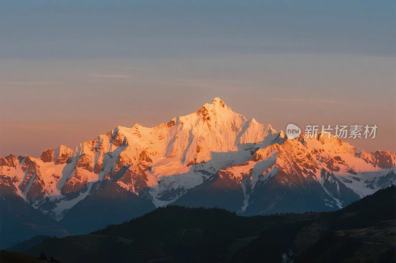 雪山日出风景摄影