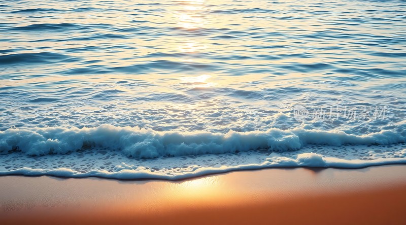 日落时分的海浪轻拍沙滩