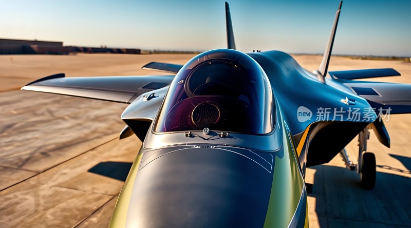 现代战斗机停在机场上阳光下的金属光泽和流线型设计令人印象深刻