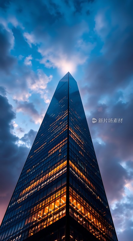 摩天大楼夜幕下的璀璨光芒