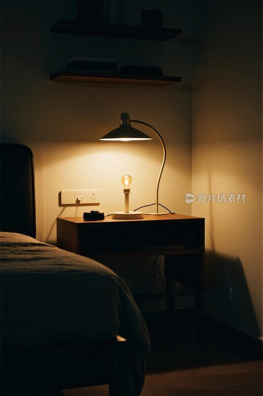 温馨卧室床边灯场景