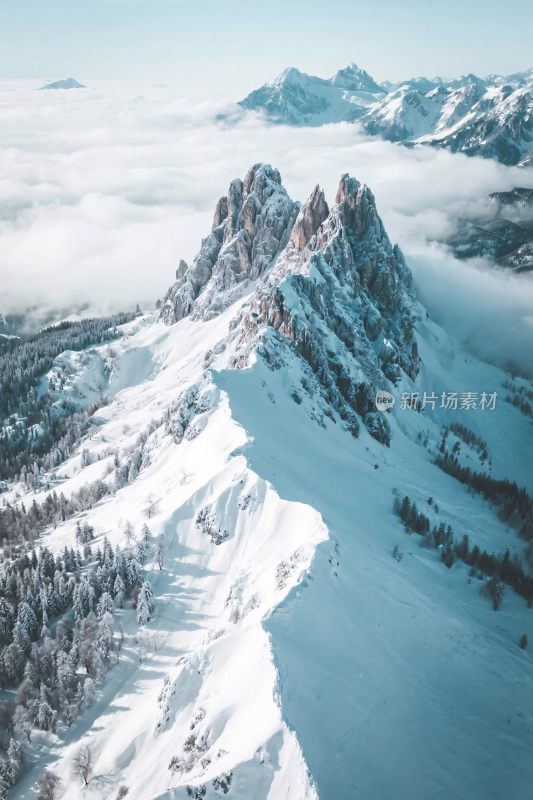 雪山云海风光图