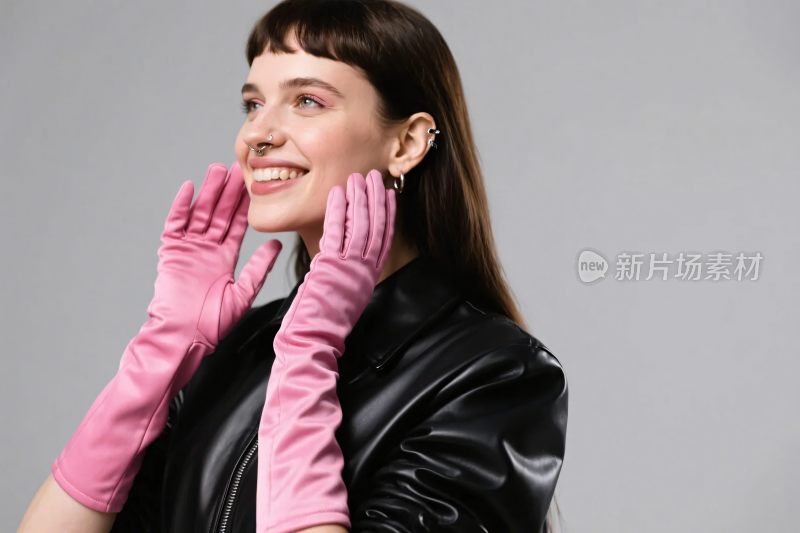 时尚皮衣粉手套写真