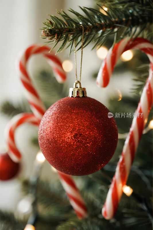 圣诞树上的红球与拐杖糖