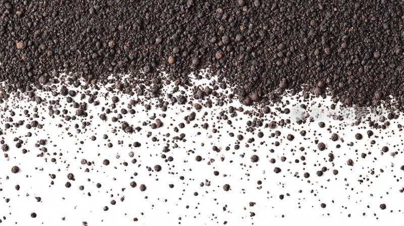 散落的黑色土壤颗粒