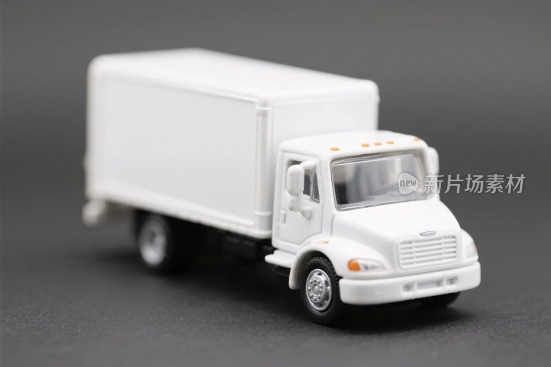 白色玩具卡车模型