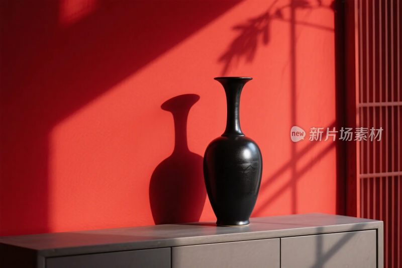 红色墙面花瓶静物