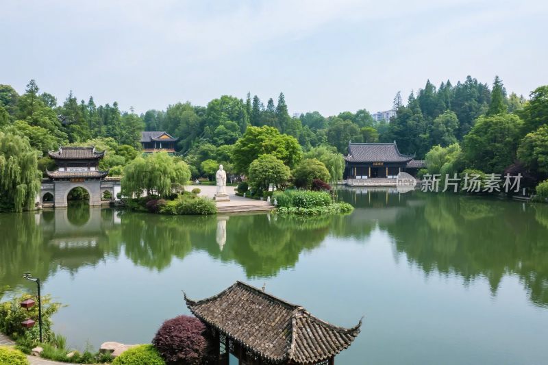 古典园林湖景图