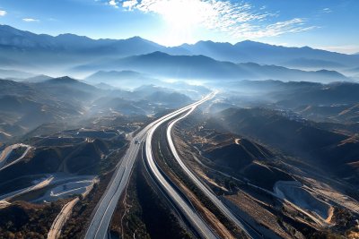 山间蜿蜒公路美景