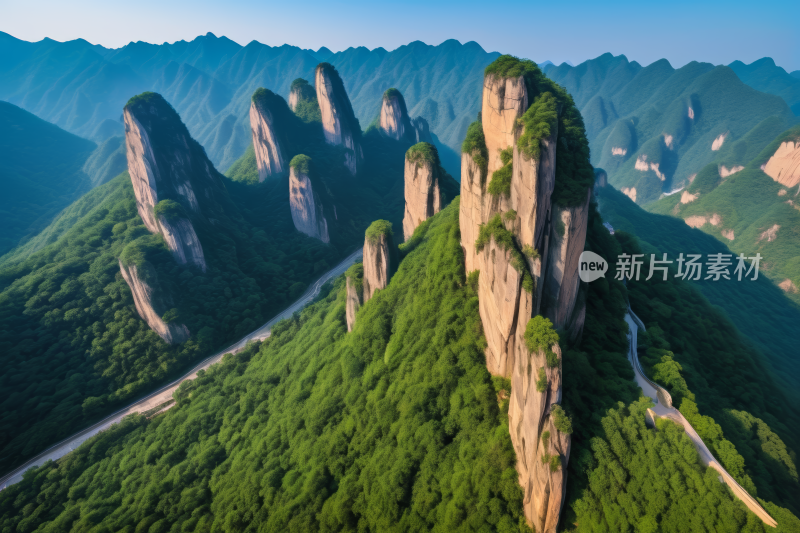 山中间一条蜿蜒的道路高清风景图片