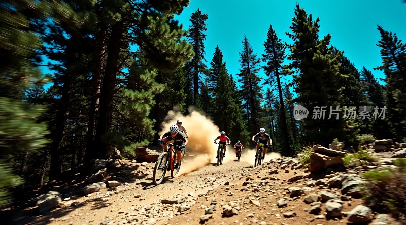 骑行者穿越森林小径