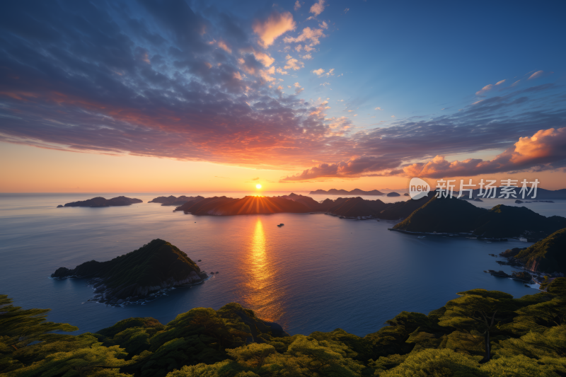 从海湾上空看到日落的景色