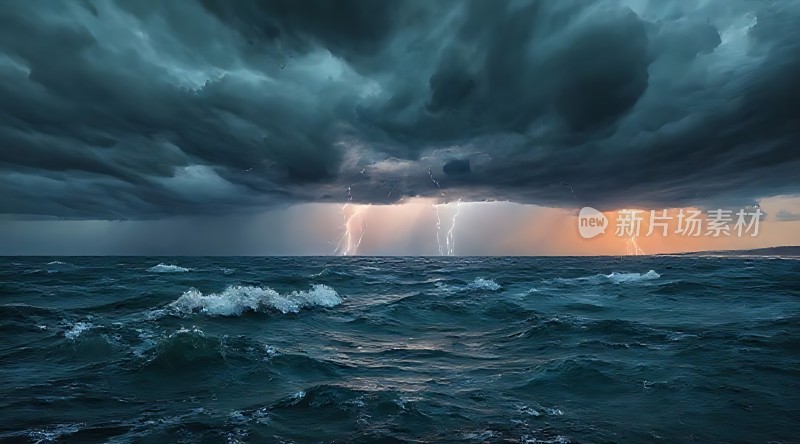 暴风雨中的海浪与闪电