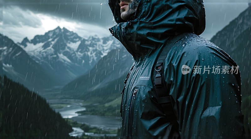 雨中登山者挑战自然的勇气与决心