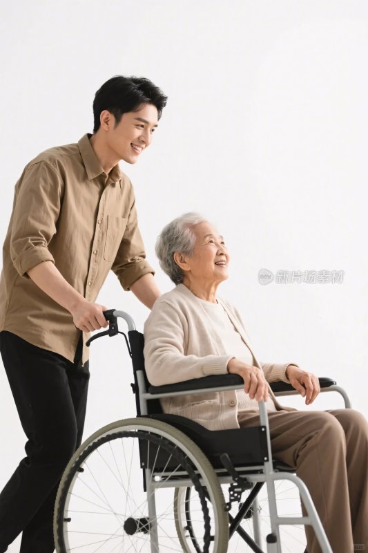 老人轮椅上的关怀
