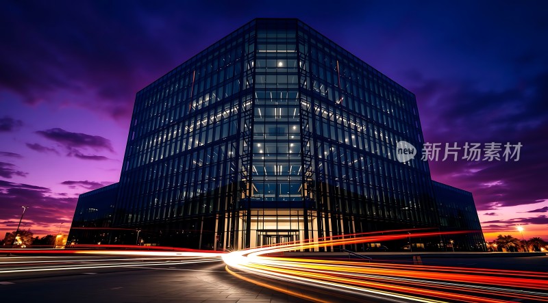 现代建筑夜幕下的璀璨之光