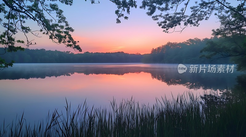 湖畔晨曦映彩霞
