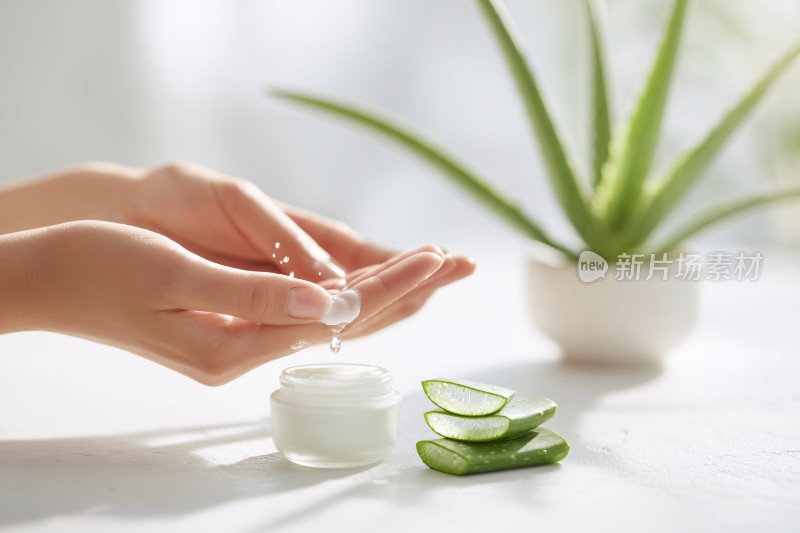 双手涂抹芦荟护肤品画面