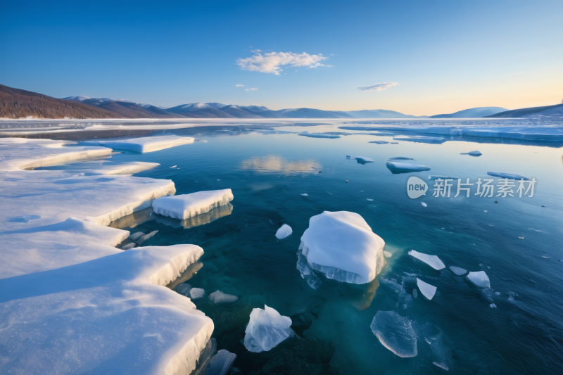 浮冰漂浮在山附近的水中高清图片