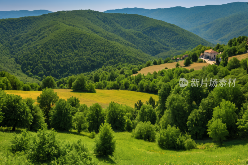 远处有房子的山脉和山谷高清图片