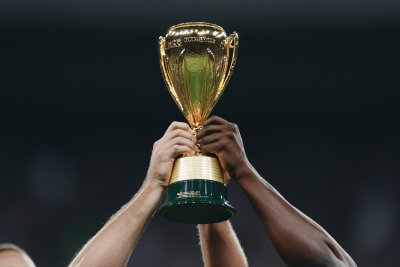 双手高举金色奖杯画面 双手高举金色奖杯画面