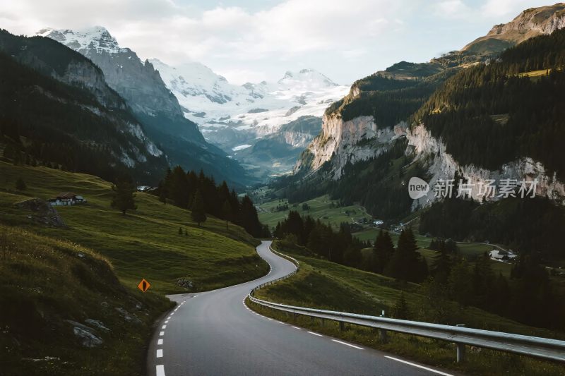 山间蜿蜒公路风景图