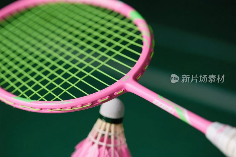 粉色羽毛球拍与羽毛球