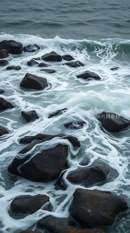 海浪轻拍礁石