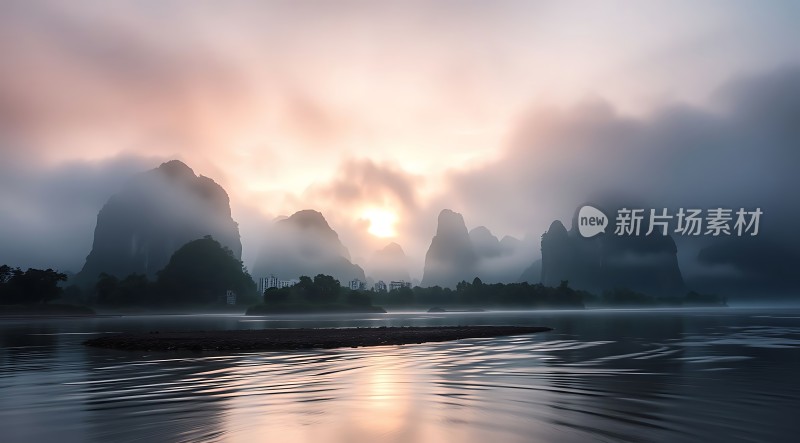 晨曦下的山水画卷