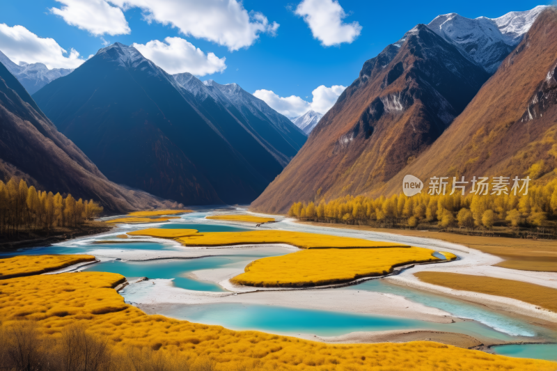 山脉一条河流穿过还有几棵黄草高清风景图片