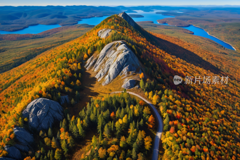 山上蜿蜒的道路鸟瞰图远处一个湖高清图片