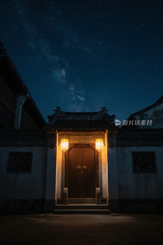 古宅夜门灯火
