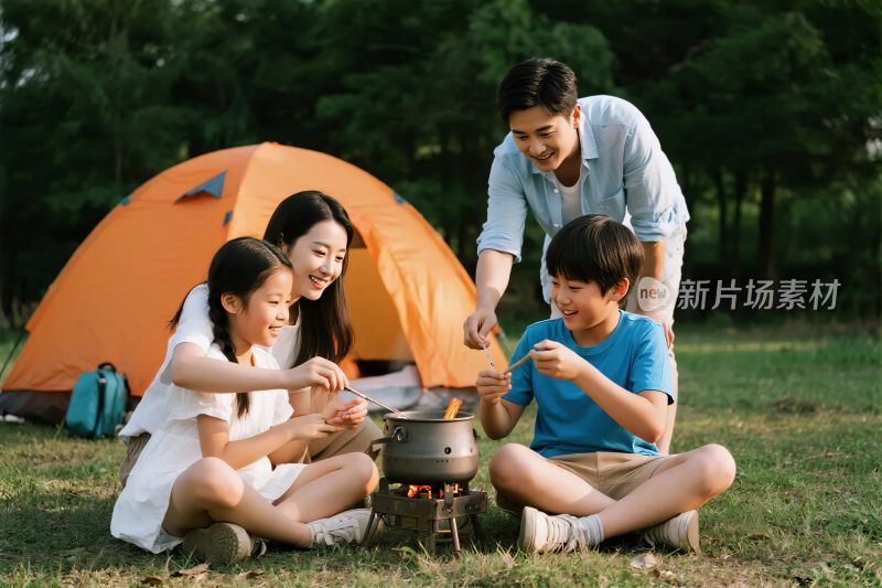 一家人户外露营烹饪场景