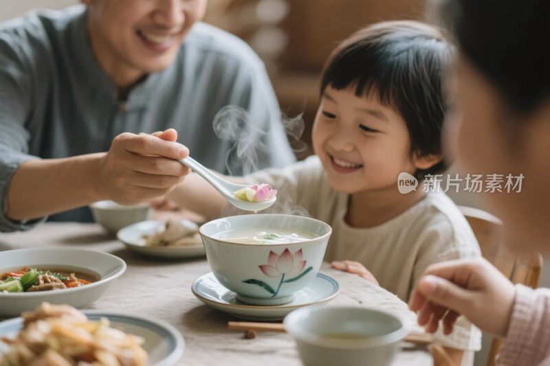家庭温馨用餐场景