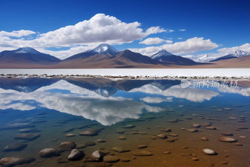 山倒映在有岩石和水的湖中高清图片