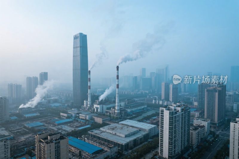 城市中工厂烟囱冒烟景象