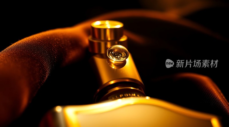 金色香水瓶与布料上的细节特写