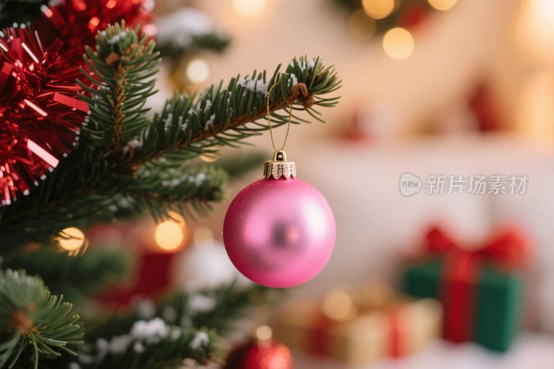 粉色圣诞球与圣诞树装饰