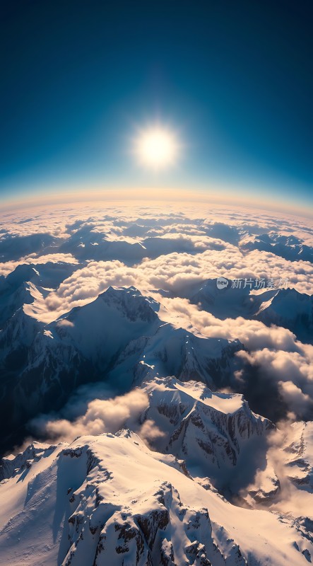 阳光下的雪山云海
