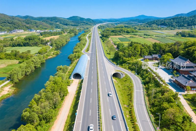 山区高速公路风景图