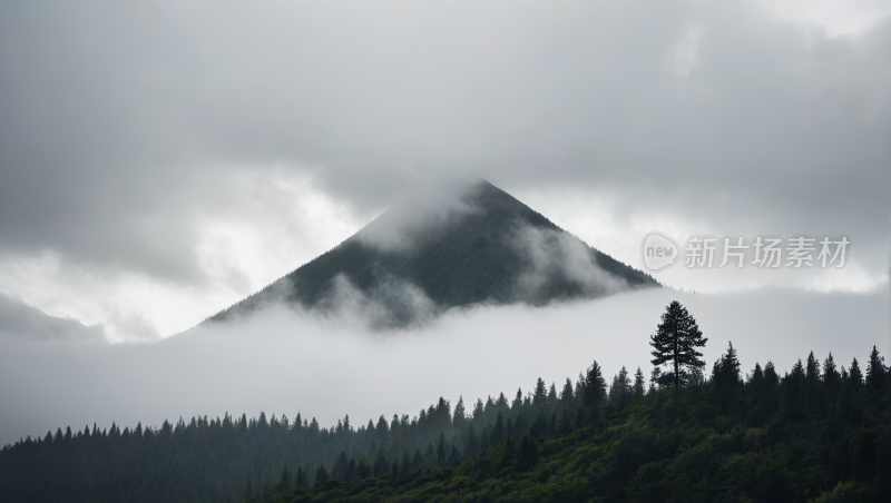 一座被雾和云覆盖的山风景风光高清图片